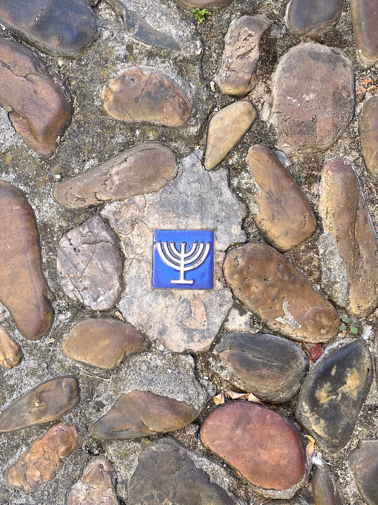 Bild einer in den Boden eingelassenes Zeichen